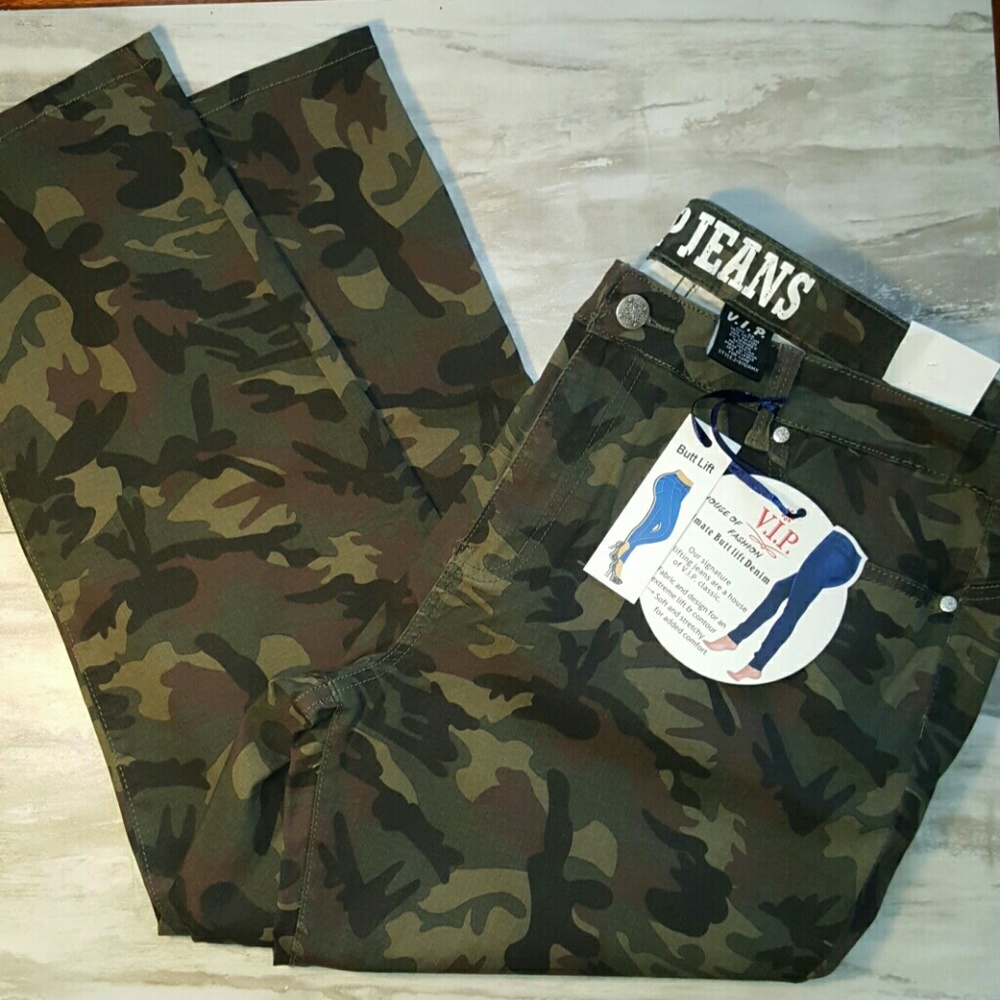 V.I.P jeans camo pants. Size 22. Nwt